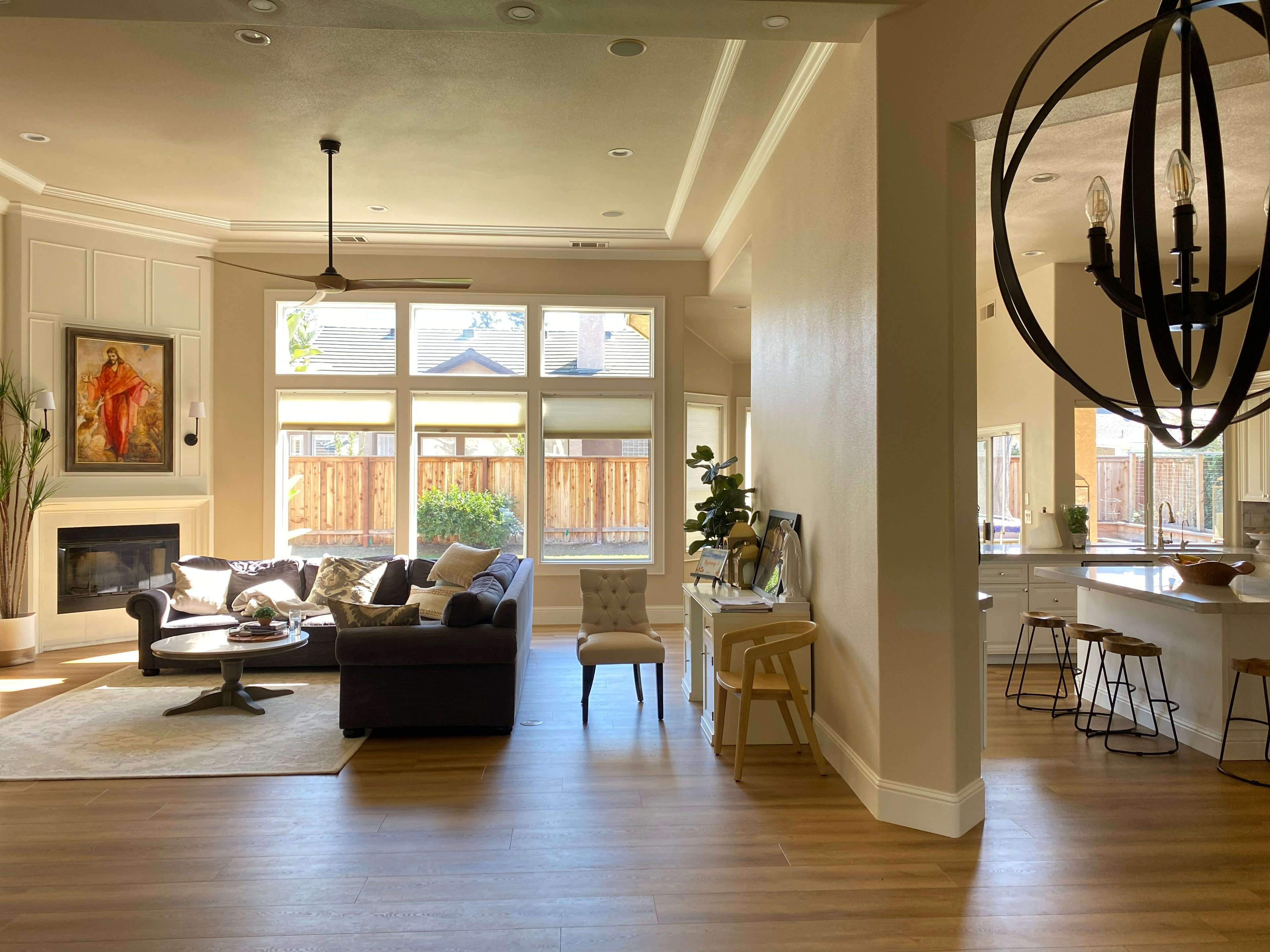 Modern open concept living room kitchen — HCIC