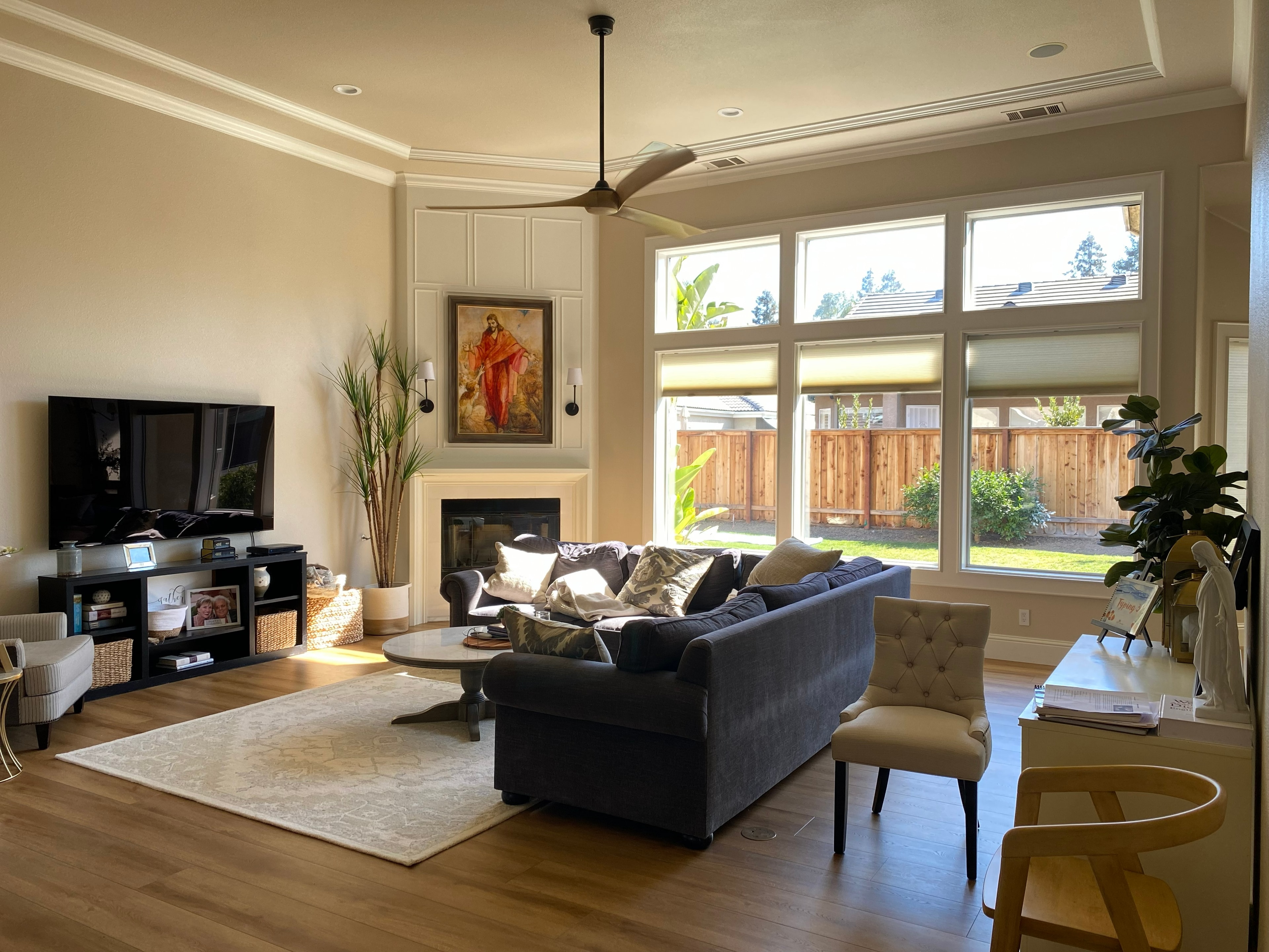 Modern living room with fireplace and large windows — HCIC