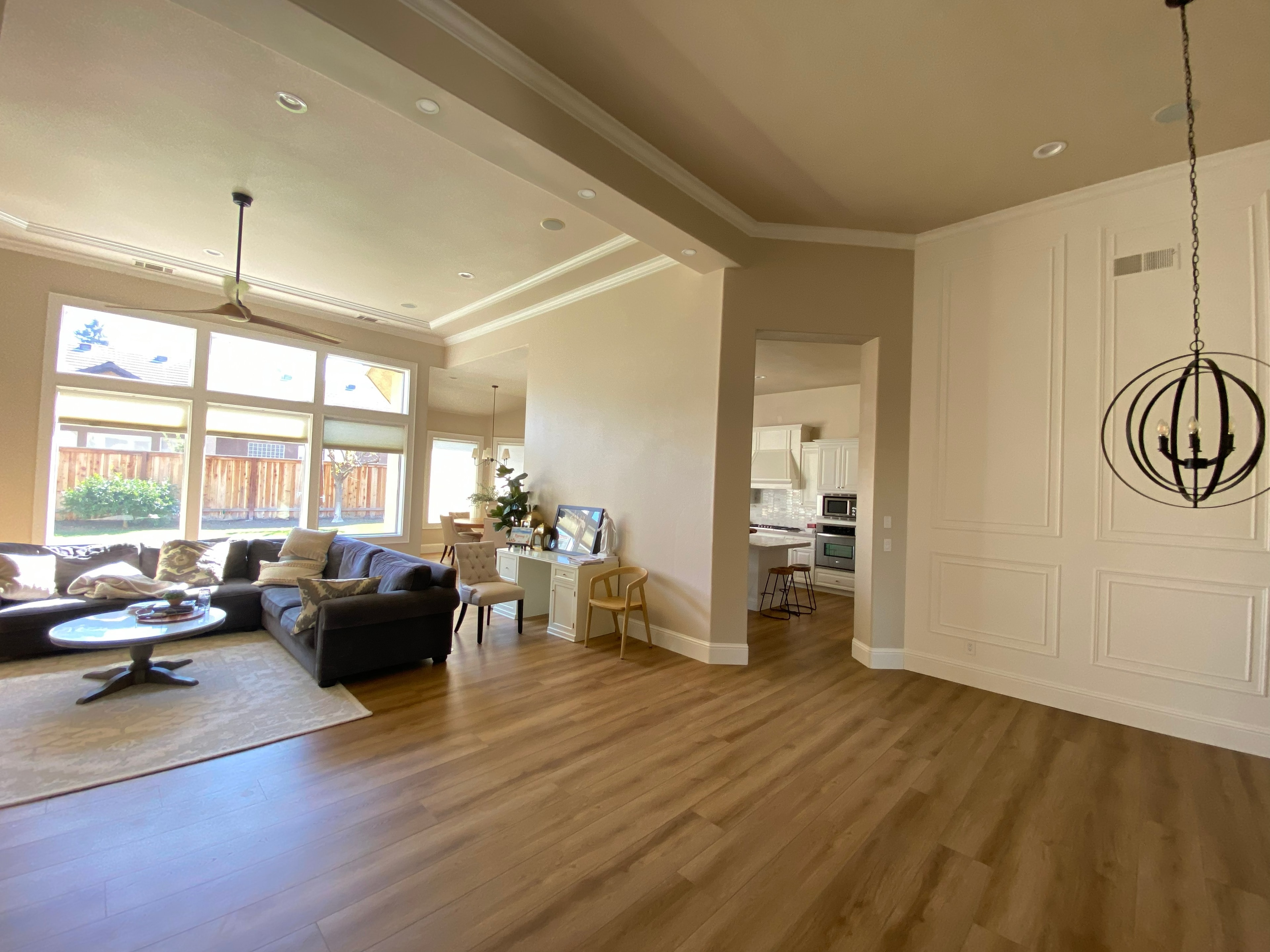 Modern open concept living room kitchen — HCIC