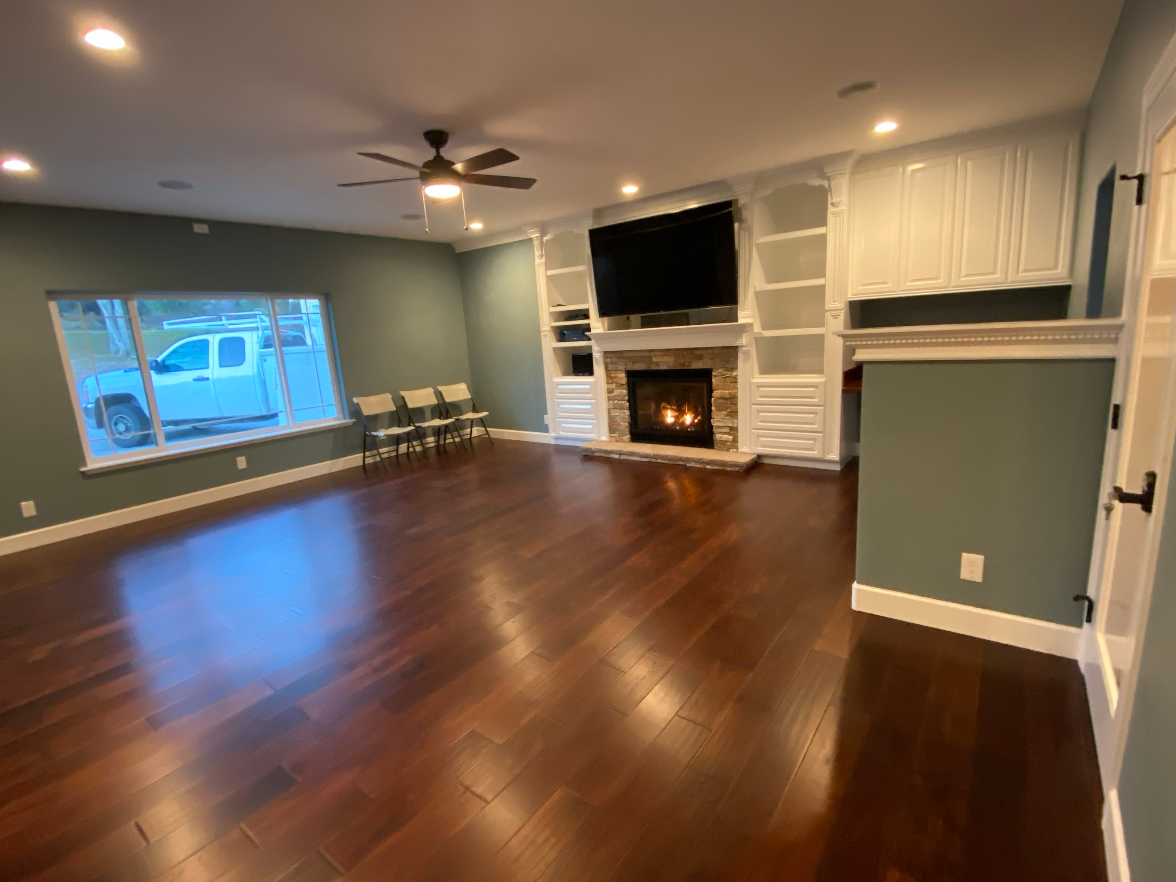 Modern living room fireplace entertainment center — HCIC