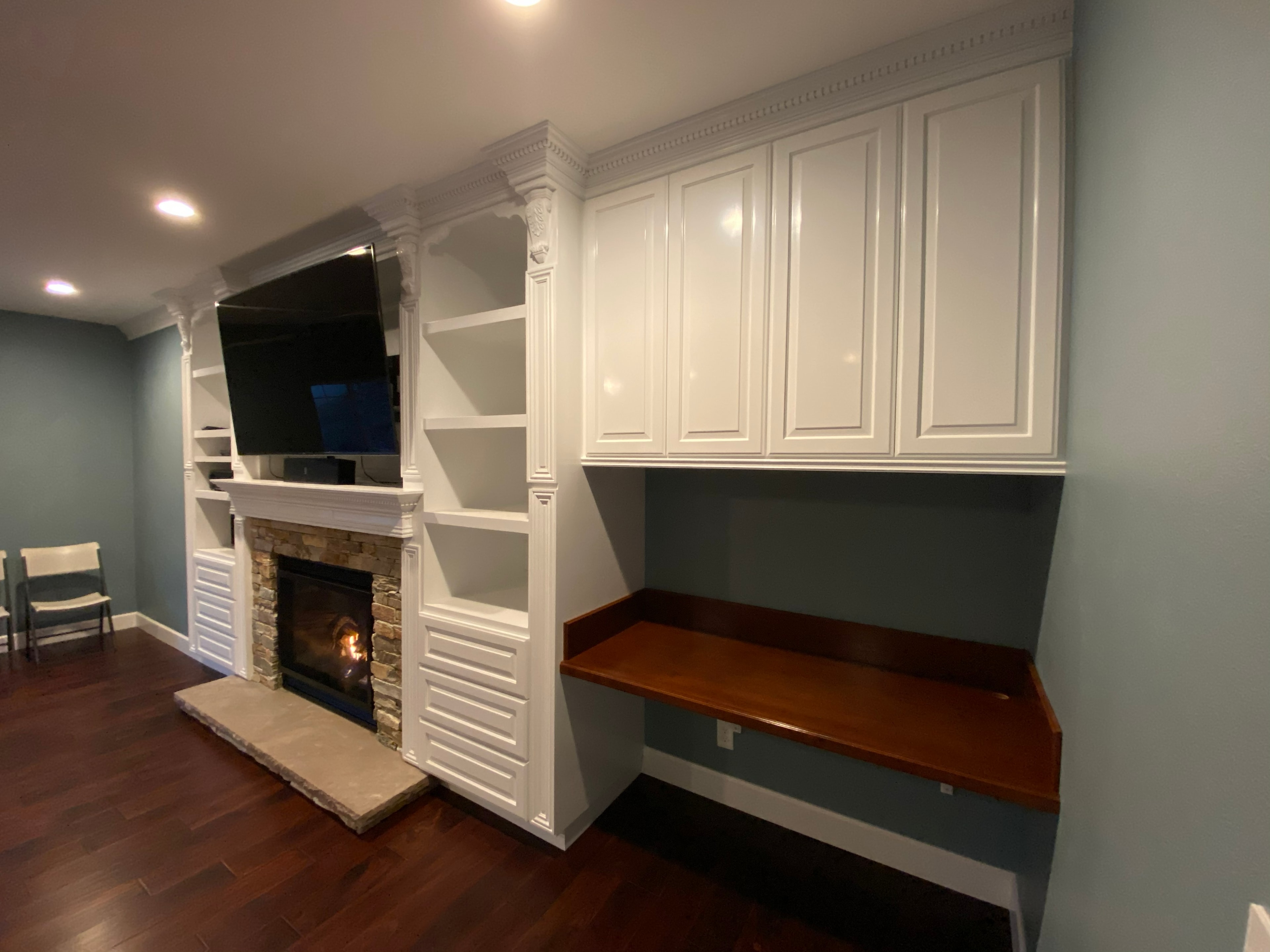 Modern living room fireplace built-ins — HCIC