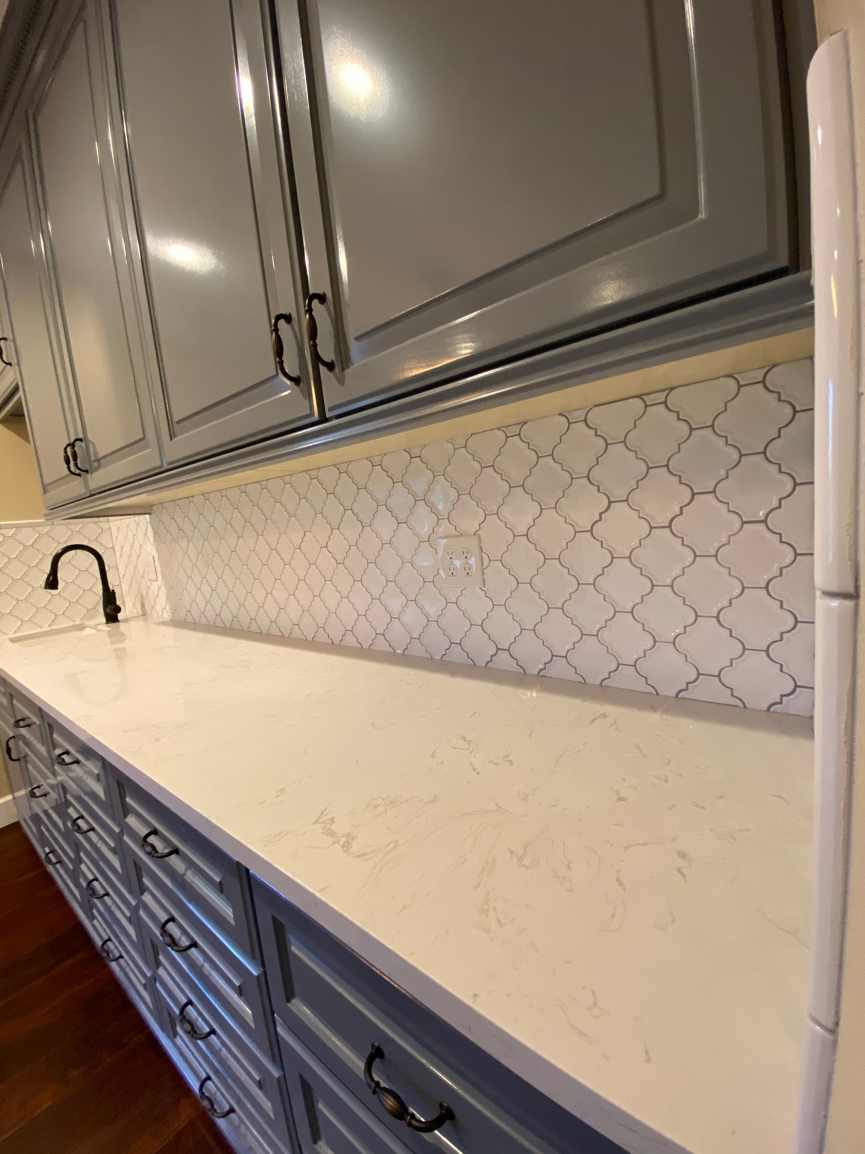Modern kitchen with white marble countertop — HCIC