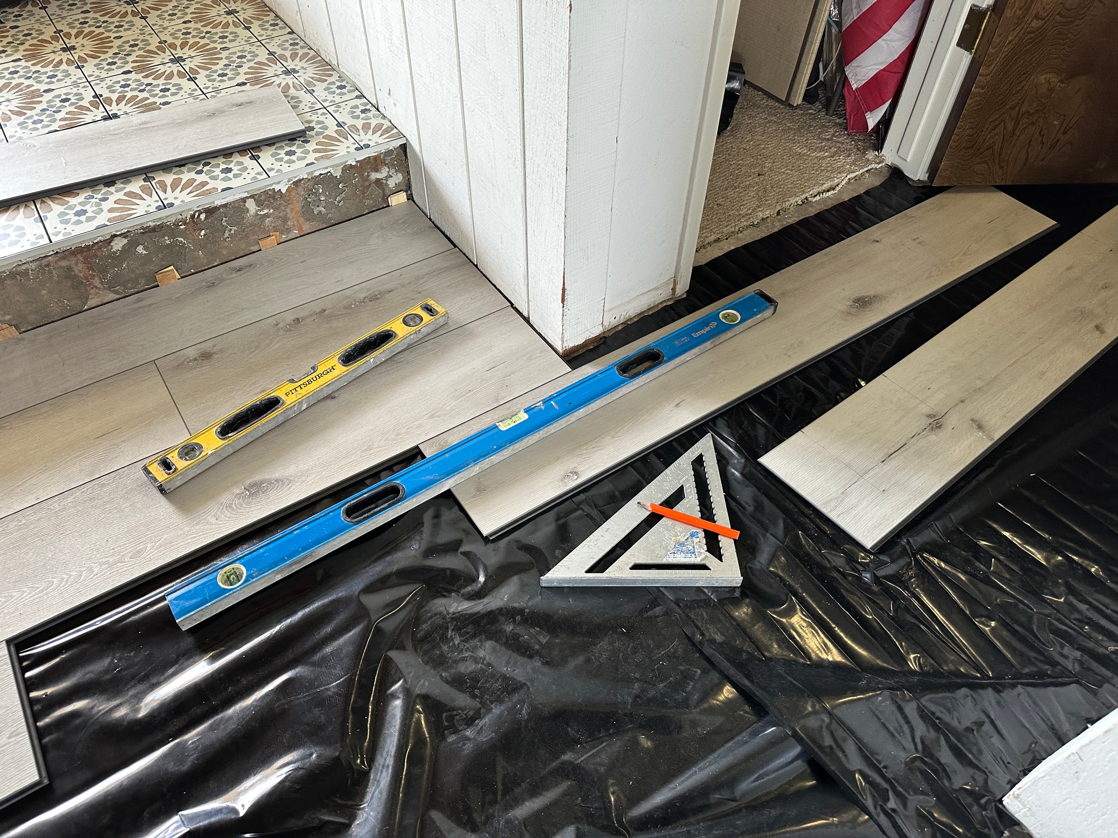 Construction tools and flooring materials indoors — HCIC